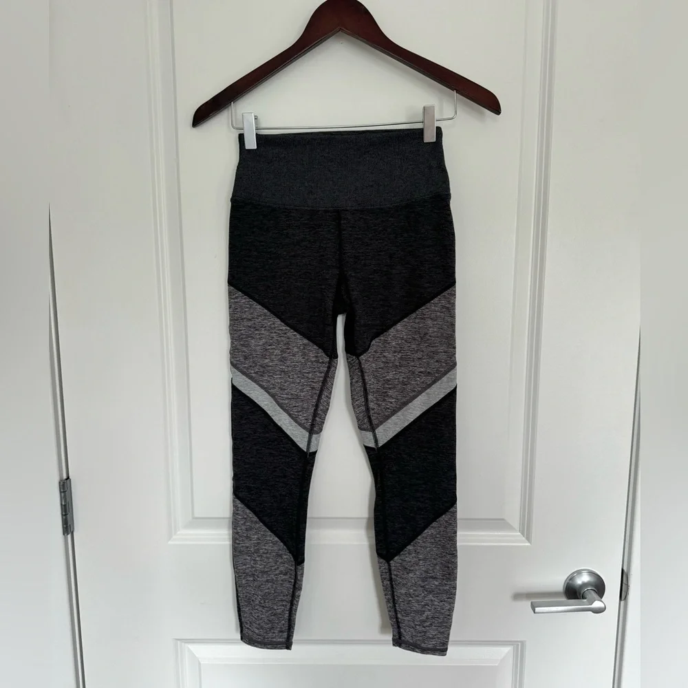 ALO yoga Leggings size Small AloSoft 7/8 grey colorblock